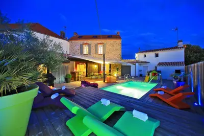 Piscine de l'établissement La Chaize - Villa, Suites & Spa ou située à proximité