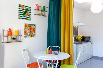 Cuisine ou kitchenette dans l'établissement La Résidence Salamandre idéal couples & familles grands studios à Saint-Marc-sur-mer à 500m des plages proche de La Baule