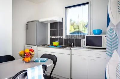 Cuisine ou kitchenette dans l'établissement La Résidence Salamandre idéal couples & familles grands studios à Saint-Marc-sur-mer à 500m des plages proche de La Baule