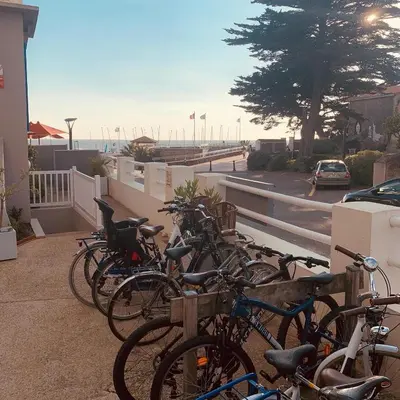 Vélo sur le terrain de l'établissement Hôtel de charme & SPA Le Grand Large ou dans les environs