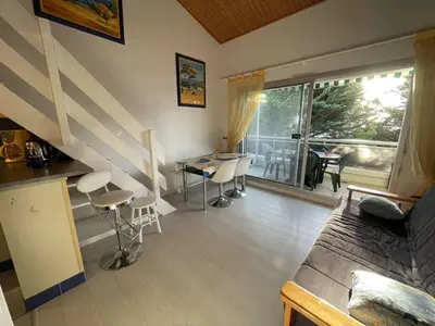Coin salon dans l'établissement Studio Mezzanine Rénové 4 Pers. à 50m Plage avec Parking - FR-1-224C-591