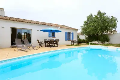 Piscine de l'établissement Madame Vacances Le Domaine de Vertmarines ou située à proximité