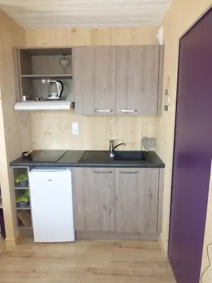 Cuisine ou kitchenette dans l'établissement La cabane du Bonheur
