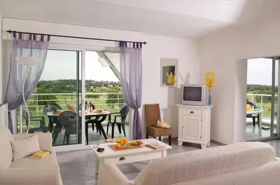 Télévision ou salle de divertissement dans l'établissement Madame Vacances Les Appartements de Fontenelles