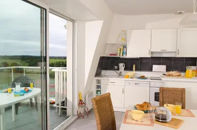 Cuisine ou kitchenette dans l'établissement Madame Vacances Les Appartements de Fontenelles