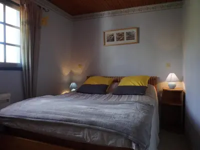 Un ou plusieurs lits dans un hébergement de l'établissement Maison confortable proche commerces, plage et port – 6 couchages, jardin clos avec terrasse et BBQ - FR-1-224B-453