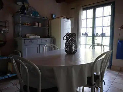 Cuisine ou kitchenette dans l'établissement Maison confortable proche commerces, plage et port – 6 couchages, jardin clos avec terrasse et BBQ - FR-1-224B-453