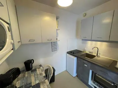 Cuisine ou kitchenette dans l'établissement Studio Cabine avec Balcon et Parking Près de la Plage - St-Jean-de-Monts - FR-1-224C-284