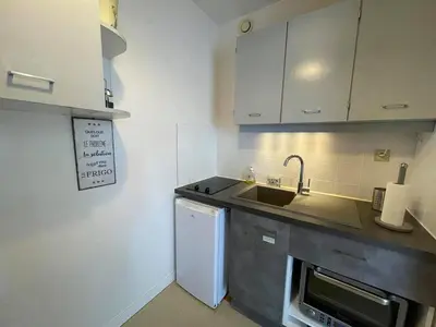 Cuisine ou kitchenette dans l'établissement Studio Cabine avec Balcon et Parking Près de la Plage - St-Jean-de-Monts - FR-1-224C-284