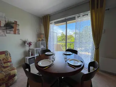 Coin salon dans l'établissement Studio Cabine avec Balcon et Parking Près de la Plage - St-Jean-de-Monts - FR-1-224C-284