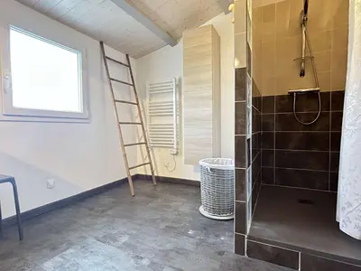 Salle de bains dans l'établissement Maison neuve près des dunes avec jardin clos, 3 chambres et tout confort, à 800m de la plage - FR-1-224B-548
