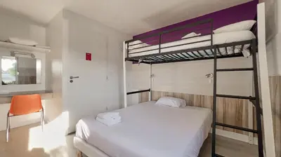 Un ou plusieurs lits dans un hébergement de l'établissement Fasthotel La Roche-sur-Yon Un FH CONFORT