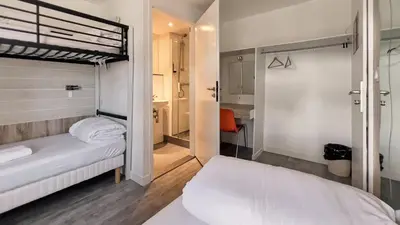 Un ou plusieurs lits dans un hébergement de l'établissement Fasthotel La Roche-sur-Yon Un FH CONFORT