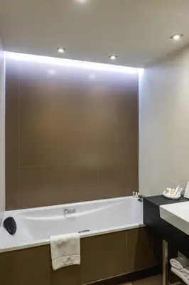 Salle de bains dans l'établissement Hôtel Le Châteaubriant