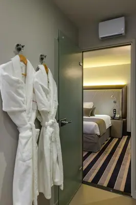 Un ou plusieurs lits dans un hébergement de l'établissement Hôtel Le Châteaubriant