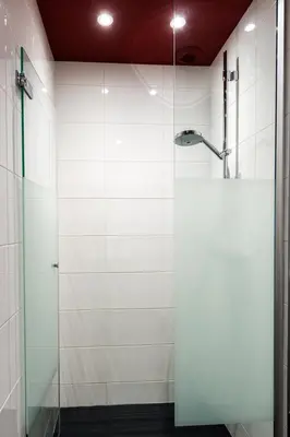 Salle de bains dans l'établissement Hôtel Le Châteaubriant