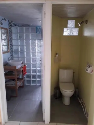 Salle de bains dans l'établissement Vendrennes Chez Florymarysol