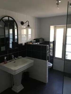 Salle de bains dans l'établissement La Maison du Bonheur - Grande maison de vacances classée 4 étoiles
