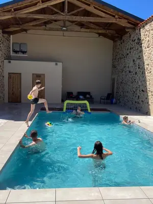 Piscine de l'établissement Gite de la Foye - La Couleur des prés ou située à proximité