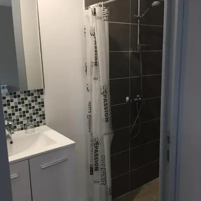 Salle de bains dans l'établissement Les chambres du roc
