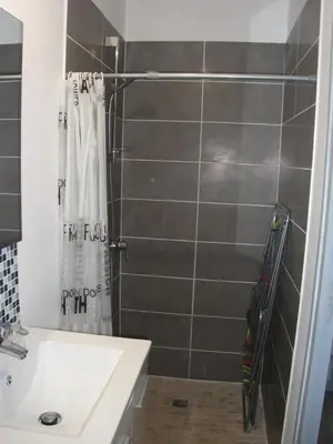 Salle de bains dans l'établissement Les chambres du roc