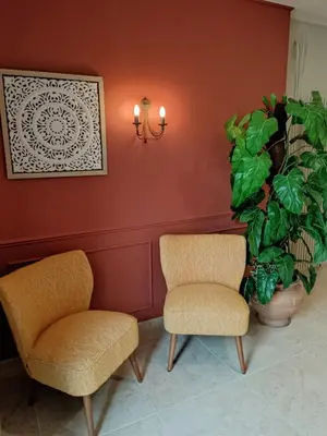 Coin salon dans l'établissement Hôtel-restaurant Les Colonnades