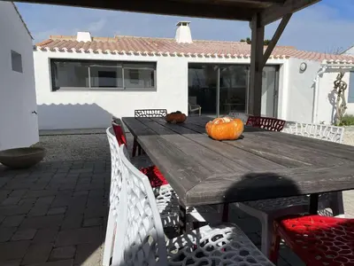 Balcon ou terrasse dans l'établissement Maison en bord de mer à Noirmoutier : 3 chambres, jardin clos, internet, parking, plage à 250m - FR-1-224B-646