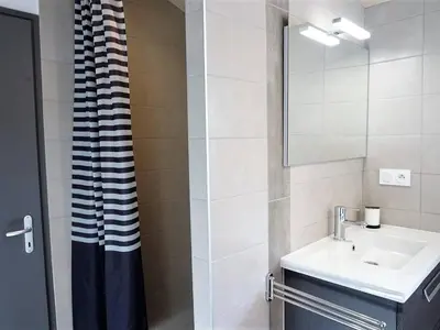 Salle de bains dans l'établissement Maison en bord de mer à Noirmoutier : 3 chambres, jardin clos, internet, parking, plage à 250m - FR-1-224B-646