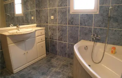 Salle de bains dans l'établissement Nice Home In St Maixent Sur Vie