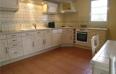 Cuisine ou kitchenette dans l'établissement Nice Home In St Maixent Sur Vie