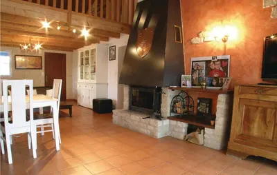 Télévision ou salle de divertissement dans l'établissement Nice Home In St Maixent Sur Vie