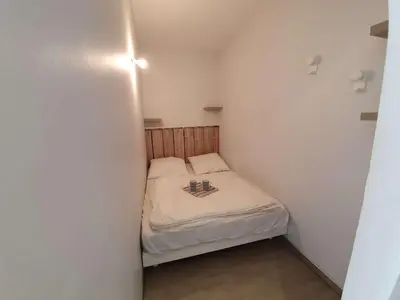 Un ou plusieurs lits dans un hébergement de l'établissement Studio cabine 4 couchages, Saint-Jean-de-Monts, balcon, parking, à 2 pas de l'océan - FR-1-224C-194