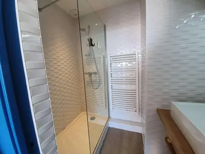 Salle de bains dans l'établissement Studio cabine 4 couchages, Saint-Jean-de-Monts, balcon, parking, à 2 pas de l'océan - FR-1-224C-194
