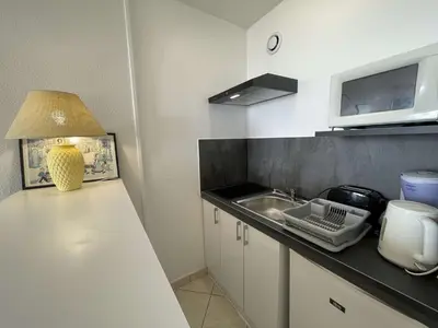 Cuisine ou kitchenette dans l'établissement Studio à St-Jean-de-Monts avec parking et balcon fermé - FR-1-224C-212