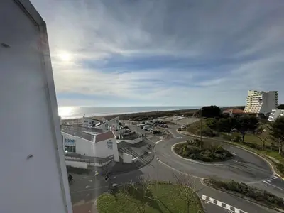 Vue générale sur la mer ou vue sur la mer prise depuis l'appartement