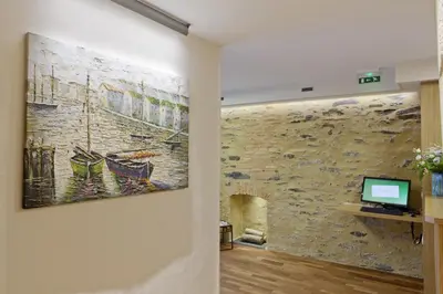 Télévision ou salle de divertissement dans l'établissement Logis Hôtel Duquesne