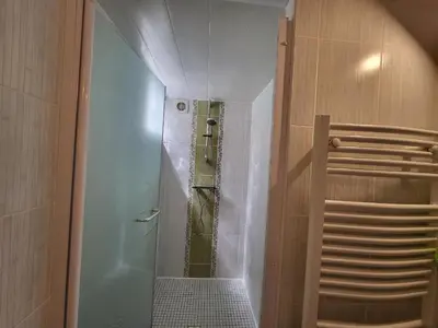 Salle de bains dans l'établissement Charmante villa à 500m de la plage, calme et tout confort - FR-1-364-57