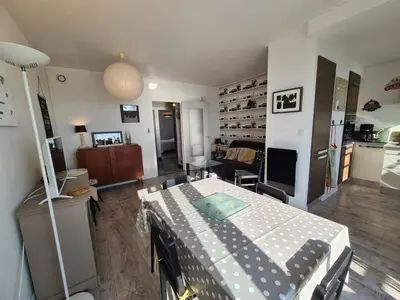 Télévision ou salle de divertissement dans l'établissement Appartement moderne 3 pièces, 6 couchages, parking, proche plage - FR-1-224C-648