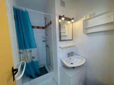 Salle de bains dans l'établissement Studio face à la mer pour 4 personnes avec TV - Ménage inclus - Saint-Hilaire-de-Riez - FR-1-224C-665