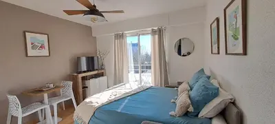Télévision ou salle de divertissement dans l'établissement Darmaillacq Studio avec balcon, parking, Netflix