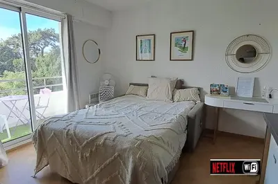 Un ou plusieurs lits dans un hébergement de l'établissement Darmaillacq Studio avec balcon, parking, Netflix