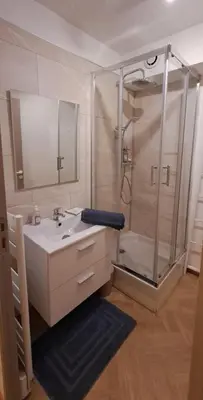 Salle de bains dans l'établissement Darmaillacq Studio avec balcon, parking, Netflix