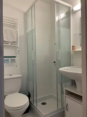 Salle de bains dans l'établissement Hôtel Olydea Les Epesses - à 2,5km du PuyDuFou