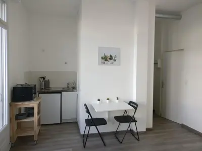 Cuisine ou kitchenette dans l'établissement Appart Hôtel L'Angélique