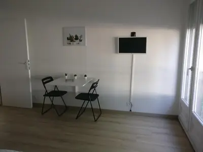 Télévision ou salle de divertissement dans l'établissement Appart Hôtel L'Angélique