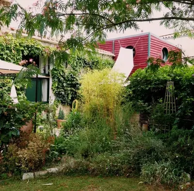Jardin de l'établissement Maison du chat bleu