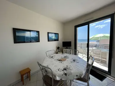 Télévision ou salle de divertissement dans l'établissement Appartement 2 pièces avec balcon, vue mer latérale - FR-1-224C-301