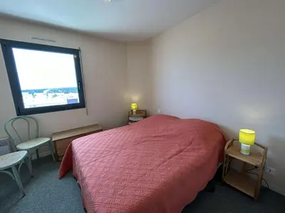 Un ou plusieurs lits dans un hébergement de l'établissement Appartement 2 pièces avec balcon, vue mer latérale - FR-1-224C-301