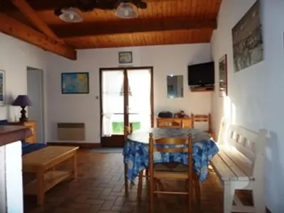 Télévision ou salle de divertissement dans l'établissement Maison 3 pièces avec jardin, proche plage à Noirmoutier - FR-1-224B-681