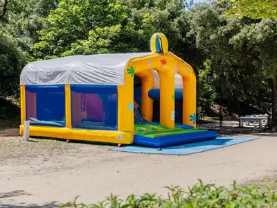 Aire de jeux pour enfants de l'établissement Camping Les Demoiselles